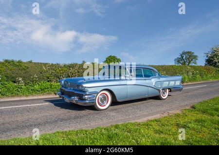 Blauer US-amerikanischer Buick 750 Riviera 5950 ccm Benzinverbrauch, 2-Türer Coupé; Oldtimer-Liebhaber reisen schnell zur Cheshire Classic Car Show, Großbritannien 1958 50 Stockfoto