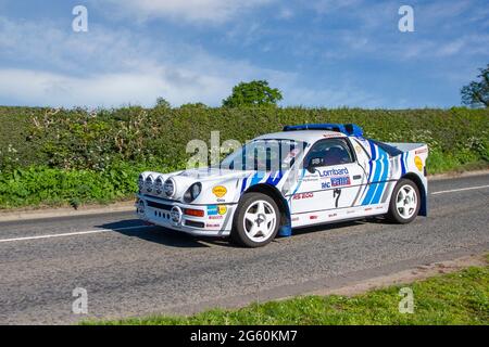 2005 Ford RS200 Lombard Rally; weißer Ford RS 200 1794 ccm Benzin-Roadster in Rallye sponsert Farben Stockfoto