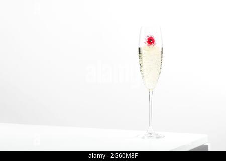 Rote Augen in einem Sektglas mit auf weißem Hintergrund. Elegantes Halloween-Dekor. Konzept für Herbstferien. Stockfoto