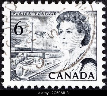 KANADA - UM 1967: Eine in Kanada gedruckte Marke zeigt Königin Elizabeth II. Und Transport, um 1967.
