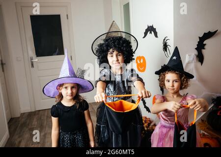 Kleine Mädchen Hexen warten auf halloween Leckereien Stockfoto