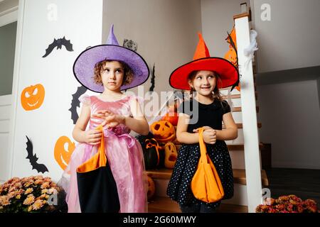 Kleine Mädchen Hexen warten auf halloween Leckereien Stockfoto