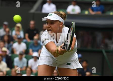 London, Gbr. Juli 2021. London Wimbledon Championships Day 4 01/07/2021 Anna Blinkova (RUS) in der zweiten Runde gegen Ashleigh Barty (AUS) Credit: Roger Parker/Alamy Live News Stockfoto