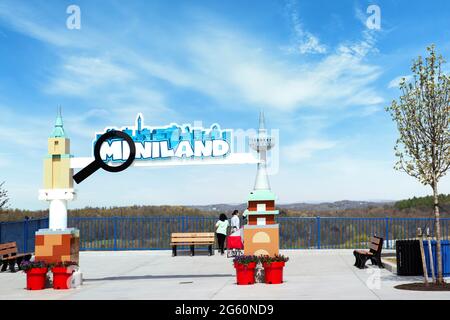 Brooklyn, NY - April 24 2021: Blick auf die Beschilderung von Miniland im Legoland New York. Vergnügungspark aus lego-Blöcken gebaut Stockfoto