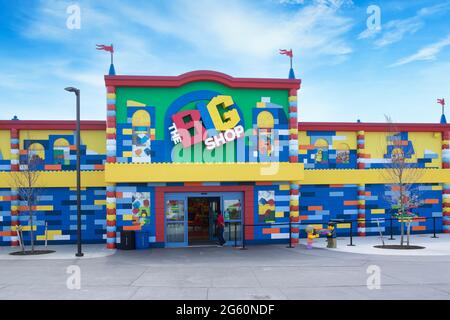 Brooklyn, NY - 24 2021. April: Vor dem Big Shop mit lego Artikeln im Legoland. Vergnügungspark aus lego-Blöcken gebaut Stockfoto