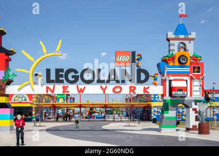 Brooklyn, NY - 24 2021. April: Besucher passieren das farbenfrohe Eingangstor zum Legoland in New York. LEGO Bausteine Stockfoto