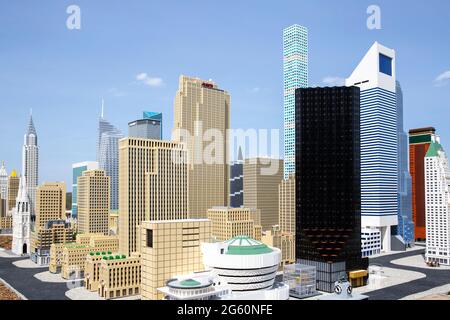 Brooklyn, NY - April 24 2021: Blick auf New York City aus bunten LEGO Steinen in der Miniland-Attraktion im Legoland New York, ein Vergnügungspark p Stockfoto