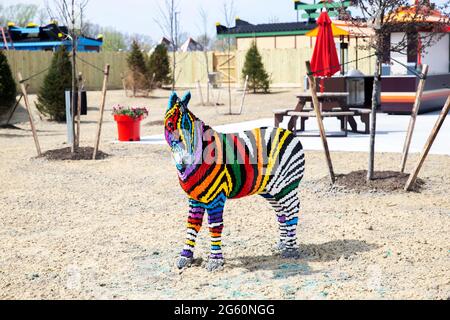 Goshen, NY - April 24 2021: Buntes Zebra, das im Legoland New York Resort aus LEGO Steinen gebaut wurde Stockfoto