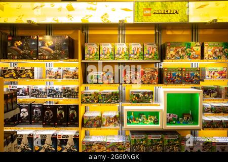 Goshen, NY - April 24 2021: Sammlung von Spielzeug aus Lego-Steinen im Laden. Minecraft-Thema Stockfoto