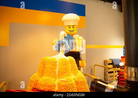Goshen, NY - April 24 2021: Ein Koch, der im Legoland New York Resort aus LEGO Steinen gebaut wurde Stockfoto