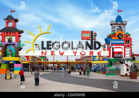 Brooklyn, NY - 24 2021. April: Besucher passieren das farbenfrohe Eingangstor zum Legoland in New York. LEGO Bausteine Stockfoto