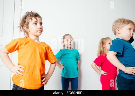 Kinder machen Stretching-Übungen vor dem Gymnastik-Training Stockfoto