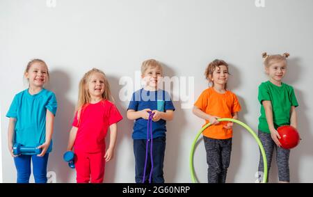 Kleine Kinder lieben körperliche Aktivitäten im Kindergarten Stockfoto