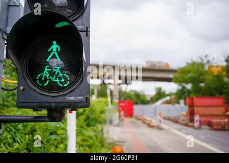 Wiesbaden, Deutschland. Juli 2021. Eine Fußgängerampel zeigt vor der Salzbachtal-Brücke „grün“. Die Autobahn GmbH West hat an der baufälligen Salzbachtal-Brücke eine sogenannte Umgehungsstraße eröffnet. Die Bundesstraße B263 kann nun wieder mit einer Spur in jede Richtung genutzt werden. Quelle: Andreas Arnold/dpa/Alamy Live News Stockfoto