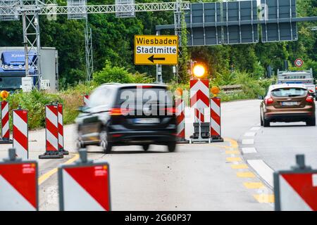 Wiesbaden, Deutschland. Juli 2021. Ein Auto nutzt die neue Ausfahrt in Richtung Wiesbaden. Die Autobahn GmbH West hat an der baufälligen Salzbachtalbrücke eine sogenannte Umgehungsstraße eröffnet. Die Bundesstraße B263 kann nun wieder mit einer Spur in jede Richtung genutzt werden. Quelle: Andreas Arnold/dpa/Alamy Live News Stockfoto