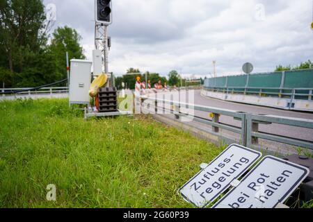 Wiesbaden, Deutschland. Juli 2021. In der Zufahrtsstraße zur Salzbachtalbrücke liegt ein Schild "Zuflussregelung". Die Autobahn GmbH West hat an der angeschlagenen Salzbachtalbrücke eine sogenannte Umgehungsstraße eröffnet. Die Bundesstraße B263 kann nun wieder mit einer Spur in jede Richtung genutzt werden. Quelle: Andreas Arnold/dpa/Alamy Live News Stockfoto