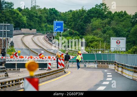 Wiesbaden, Deutschland. Juli 2021. Kurz vor der Veröffentlichung stehen Pressevertreter auf der Umgehungsstraße in Richtung Wiesbaden Amöneburg und Biebrich. Die Autobahn GmbH West hat an der angeschlagenen Salzbachtalbrücke eine sogenannte Umgehungsstraße eröffnet. Die Bundesstraße B263 kann nun wieder mit einer Spur in jede Richtung genutzt werden. Quelle: Andreas Arnold/dpa/Alamy Live News Stockfoto