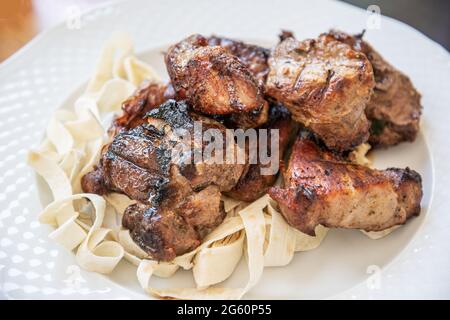 Schweinebab auf einem Teller. Stockfoto