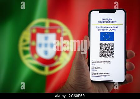 Warschau, Pl. Juli 2021. In dieser Abbildung am 1. Juli 2021 in Warschau, Polen, ist ein EU-COVID-Zertifikat auf einem mobilen Gerät mit einer portugiesischen Flagge im Hintergrund zu sehen. Das EU-COVID-Zertifikat, ein Dokument in digitaler oder analoger Form, das es vollständig geimpften Personen ermöglicht, in alle 27 EU-Mitgliedstaaten zu reisen, wird seit dem 1. Juli zur Verfügung gestellt. (Foto von Jaap Arriens/Sipa USA) Quelle: SIPA USA/Alamy Live News Stockfoto