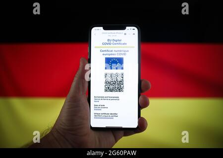 Warschau, Pl. Juli 2021. Auf einem mobilen Gerät mit einer deutschen Flagge im Hintergrund ist in dieser Abbildung am 1. Juli 2021 in Warschau, Polen, ein EU-COVID-Zertifikat zu sehen. Das EU-COVID-Zertifikat, ein Dokument in digitaler oder analoger Form, das es vollständig geimpften Personen ermöglicht, in alle 27 EU-Mitgliedstaaten zu reisen, wird seit dem 1. Juli zur Verfügung gestellt. (Foto von Jaap Arriens/Sipa USA) Quelle: SIPA USA/Alamy Live News Stockfoto