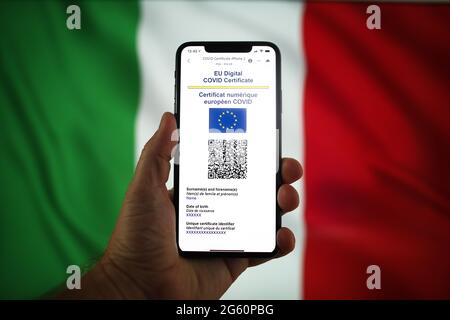 Warschau, Pl. Juli 2021. In dieser Abbildung am 1. Juli 2021 in Warschau, Polen, ist ein EU-COVID-Zertifikat auf einem mobilen Gerät mit einer italienischen Flagge im Hintergrund zu sehen. Das EU-COVID-Zertifikat, ein Dokument in digitaler oder analoger Form, das es vollständig geimpften Personen ermöglicht, in alle 27 EU-Mitgliedstaaten zu reisen, wird seit dem 1. Juli zur Verfügung gestellt. (Foto von Jaap Arriens/Sipa USA) Quelle: SIPA USA/Alamy Live News Stockfoto