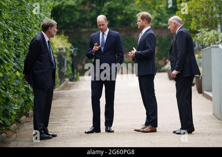 Der Herzog von Cambridge (zweite links) und der Herzog von Sussex (zweite rechts) sprechen mit Rupert Gavin, dem Vorsitzenden der historischen königlichen Paläste (links) und Jamie Lowther-Pinkerton (rechts), dem ehemaligen Privatsekretär des Herzogs und der Herzogin von Cambridge und Prinz Harry, Die im Statuenkomitee saßen, bevor sie eine Statue enthüllten, die sie von ihrer Mutter Diana, Prinzessin von Wales, im versunkenen Garten im Kensington Palace, London, an ihrem 60. Geburtstag in Auftrag gaben. Bilddatum: Donnerstag, 1. Juli 2021. Stockfoto