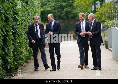 Der Herzog von Cambridge (zweite links) und der Herzog von Sussex (zweite rechts) sprechen mit Rupert Gavin, dem Vorsitzenden der historischen königlichen Paläste (links) und Jamie Lowther-Pinkerton (rechts), dem ehemaligen Privatsekretär des Herzogs und der Herzogin von Cambridge und Prinz Harry, Die im Statuenkomitee saßen, bevor sie eine Statue enthüllten, die sie von ihrer Mutter Diana, Prinzessin von Wales, im versunkenen Garten im Kensington Palace, London, an ihrem 60. Geburtstag in Auftrag gaben. Bilddatum: Donnerstag, 1. Juli 2021. Stockfoto