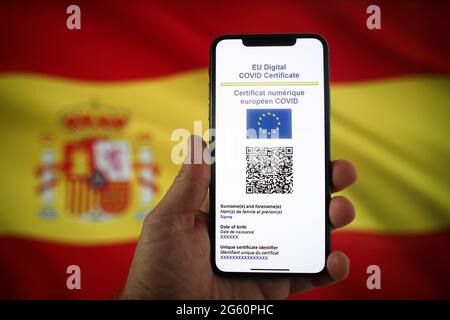 Warschau, Pl. Juli 2021. In dieser Abbildung am 1. Juli 2021 in Warschau, Polen, ist ein EU-COVID-Zertifikat auf einem mobilen Gerät mit einer spanischen Flagge im Hintergrund zu sehen. Das EU-COVID-Zertifikat, ein Dokument in digitaler oder analoger Form, das es vollständig geimpften Personen ermöglicht, in alle 27 EU-Mitgliedstaaten zu reisen, wird seit dem 1. Juli zur Verfügung gestellt. (Foto von Jaap Arriens/Sipa USA) Quelle: SIPA USA/Alamy Live News Stockfoto