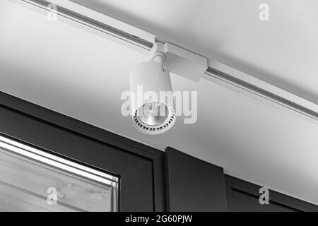 Moderne Lampen unter der Decke. Stockfoto