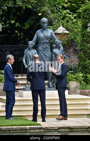 (Von links nach rechts) der Bildhauer Ian Rank-Broadley, der Herzog von Cambridge und der Herzog von Sussex nach der Enthüllung einer Statue, die sie an ihrem 60. Geburtstag von ihrer Mutter Diana, Prinzessin von Wales, im versunkenen Garten des Kensington Palace in London in Auftrag gaben. Bilddatum: Donnerstag, 1. Juli 2021. Stockfoto