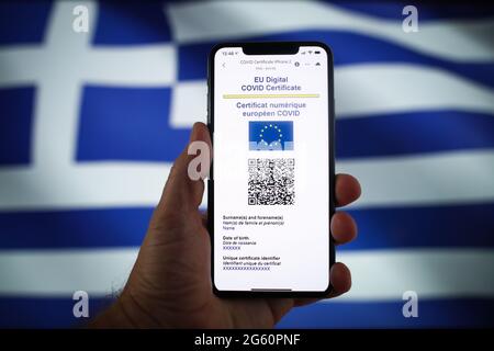 Warschau, Pl. Juli 2021. In dieser Abbildung am 1. Juli 2021 in Warschau, Polen, ist ein EU-COVID-Zertifikat auf einem mobilen Gerät mit einer griechischen Flagge im Hintergrund zu sehen. Das EU-COVID-Zertifikat, ein Dokument in digitaler oder analoger Form, das es vollständig geimpften Personen ermöglicht, in alle 27 EU-Mitgliedstaaten zu reisen, wird seit dem 1. Juli zur Verfügung gestellt. (Foto von Jaap Arriens/Sipa USA) Quelle: SIPA USA/Alamy Live News Stockfoto