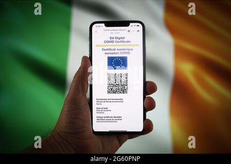 Warschau, Pl. Juli 2021. In dieser Abbildung am 1. Juli 2021 in Warschau, Polen, ist ein EU-COVID-Zertifikat auf einem mobilen Gerät mit einer irischen Flagge im Hintergrund zu sehen. Das EU-COVID-Zertifikat, ein Dokument in digitaler oder analoger Form, das es vollständig geimpften Personen ermöglicht, in alle 27 EU-Mitgliedstaaten zu reisen, wird seit dem 1. Juli zur Verfügung gestellt. (Foto von Jaap Arriens/Sipa USA) Quelle: SIPA USA/Alamy Live News Stockfoto