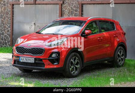 KIA Sportage parkte in der Nähe des Gebäudes, in Voevodyno, Ukraine. Stockfoto