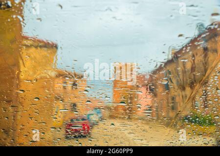 Dorf durch ein nasses Glas gesehen. Stockfoto