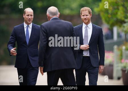 Der Herzog von Cambridge (links) und der Herzog von Sussex (rechts) werden von Jamie Lowther-Pinkerton, dem ehemaligen Privatsekretär des Herzogs und der Herzogin von Cambridge und Prinz Harry, begrüßt. Die im Statuenkomitee saßen, bevor sie eine Statue enthüllten, die sie von ihrer Mutter Diana, Prinzessin von Wales, im versunkenen Garten im Kensington Palace, London, an ihrem 60. Geburtstag in Auftrag gaben. Bilddatum: Donnerstag, 1. Juli 2021. Stockfoto