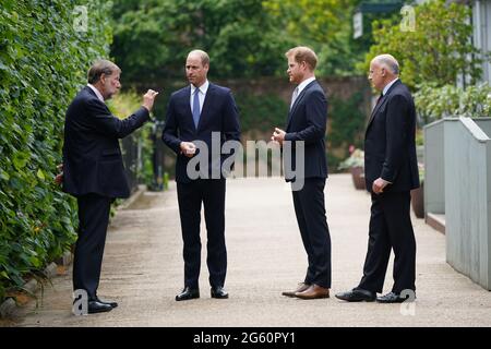 Der Herzog von Cambridge (zweite links) und der Herzog von Sussex (zweite rechts) sprechen mit Rupert Gavin, dem Vorsitzenden der historischen königlichen Paläste (links) und Jamie Lowther-Pinkerton (rechts), dem ehemaligen Privatsekretär des Herzogs und der Herzogin von Cambridge und Prinz Harry, Die im Statuenkomitee saßen, bevor sie eine Statue enthüllten, die sie von ihrer Mutter Diana, Prinzessin von Wales, im versunkenen Garten im Kensington Palace, London, an ihrem 60. Geburtstag in Auftrag gaben. Bilddatum: Donnerstag, 1. Juli 2021. Stockfoto