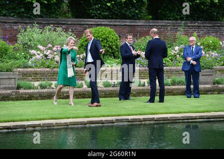 Der Herzog von Sussex vor der Enthüllung einer Statue, die sie an ihrem 60. Geburtstag von ihrer Mutter Diana, Prinzessin von Wales, im versunkenen Garten des Kensington Palace in London in Auftrag gaben. Bilddatum: Donnerstag, 1. Juli 2021. Stockfoto