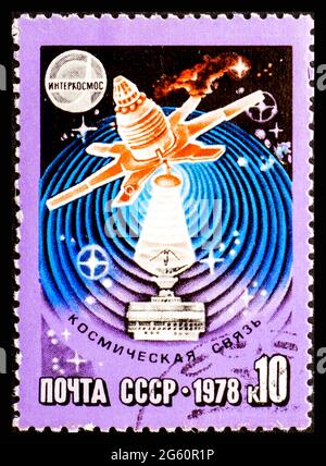 RUSSLAND, UdSSR - UM 1978: Eine Briefmarke aus der UdSSR, die Interkosmos Space Communication zeigt Stockfoto