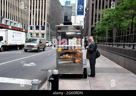 MANHTTAN/NEW YORK CITY / NEW YORK /USA/06.JUNI 2018 Food vandor im Finanzviertel von Manhattan, New York. . (Foto.Francis Dean / Deanpictures. Stockfoto