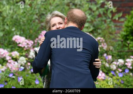 Der Herzog von Sussex begrüßt Julia Samuel, die Gründerin von Child Trauavement UK, vor der Enthüllung einer Statue seiner Mutter Diana, Prinzessin von Wales, im versunkenen Garten im Kensington Palace, London, zu ihrem 60. Geburtstag. Bilddatum: Donnerstag, 1. Juli 2021. Stockfoto