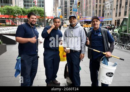 MANHTTAN/NEW YORK CITY / NEW YORK /USA/06.JUNI 2018 Rockfeller Center wndow Celaner man infront rockfeller Center. . (Foto: Francis Dean / Deanp Stockfoto