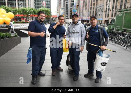 MANHTTAN/NEW YORK CITY / NEW YORK /USA/06.JUNI 2018 Rockfeller Center wndow Celaner man infront rockfeller Center. . (Foto: Francis Dean / Deanp Stockfoto