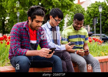 Nahaufnahme sehen junge Männer, die auf die Smartphones schauen Stockfoto