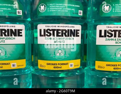 Viersen, Deutschland - Juni 9. 2021: Nahaufnahme von listerine Mundspülflaschen im Regal des deutschen Supermarkts Stockfoto