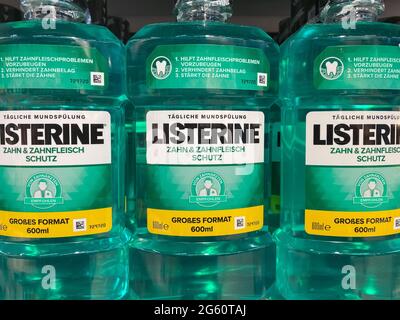 Viersen, Deutschland - Juni 9. 2021: Nahaufnahme von listerine Mundspülflaschen im Regal des deutschen Supermarkts Stockfoto