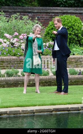 Der Herzog von Sussex begrüßt Julia Samuel, die Gründerin von Child Trauavement UK, vor der Enthüllung einer Statue seiner Mutter Diana, Prinzessin von Wales, im versunkenen Garten im Kensington Palace, London, zu ihrem 60. Geburtstag. Bilddatum: Donnerstag, 1. Juli 2021. Stockfoto