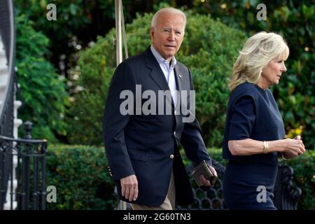 US-Präsident Joe Biden und First Lady Jill Biden gehen vor seinem Abflug nach Surfside, Florida, am 1. Juli 2021 aus dem Weißen Haus in Washington. Quelle: Yuri Gripas/Pool via CNP /MediaPunch Stockfoto
