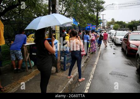 salvador, bahia, brasilien - 22 de junho de 2021: An einer Bushaltestelle im Stadtteil Cabula der Stadt warten die Fahrgäste auf die öffentlichen Verkehrsmittel Stockfoto