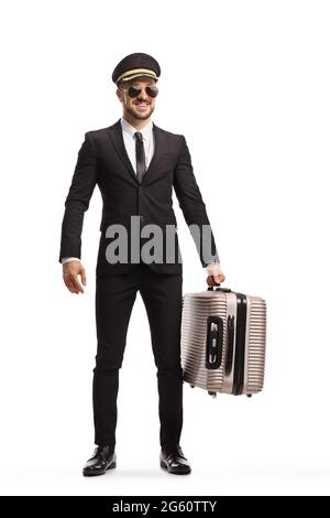 In voller Länge Porträt eines Chauffeurs mit Sonnenbrille, der einen Koffer auf weißem Hintergrund trägt Stockfoto