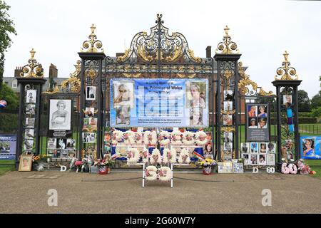 London, Großbritannien, 1. Juli 2021. Zum 60. Geburtstag von Prinzessin Diana und zur Enthüllung einer neuen Statue von ihr durch die Prinzen William und Harry schmückten treue Fans die Tore des Kensington Palace mit Fotos, Blumen und Ballons. Monica Wells/Alamy Live News Stockfoto